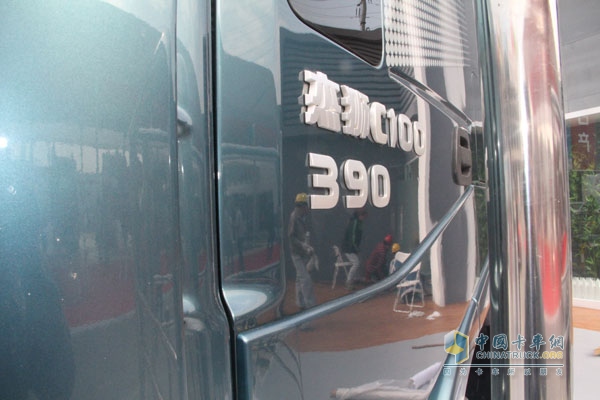 红岩 杰狮C100畅途版 390马力 6X4 牵引车 390马力