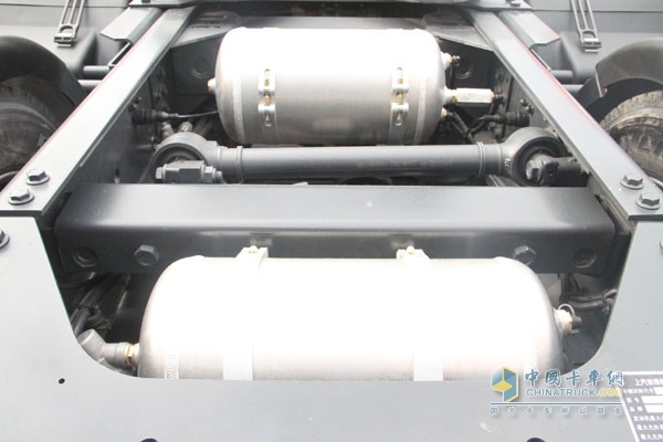 红岩 杰狮C100畅途版 390马力 6X4 牵引车 制动储气罐
