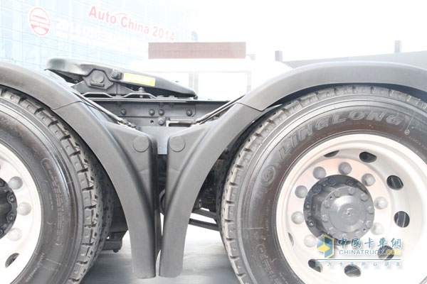 红岩 杰狮C100畅途版 390马力 6X4 牵引车 轮胎