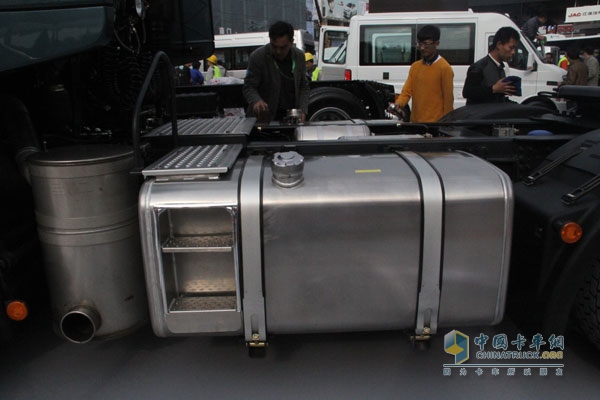 红岩 杰狮C100畅途版 390马力 6X4 牵引车 500L油箱
