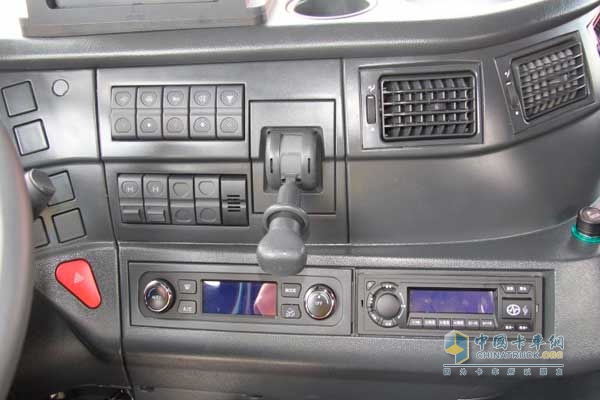 红岩 杰狮C100畅途版 390马力 6X4 牵引车 操作按钮