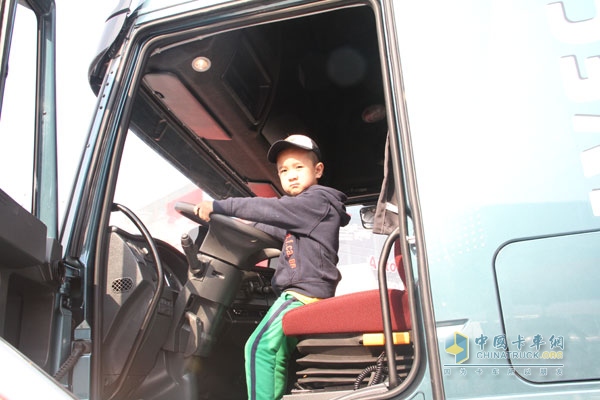 红岩 杰狮C100畅途版 390马力 6X4 牵引车 空气座椅