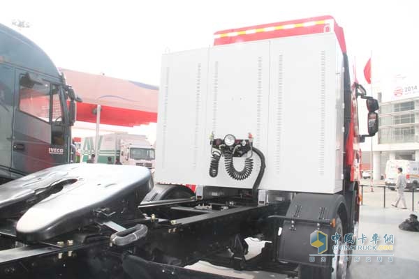 红岩 杰狮M100 336马力 6X2 LNG牵引车 储气罐