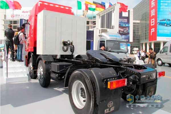 红岩 杰狮M100 336马力 6X2 LNG牵引车 后视
