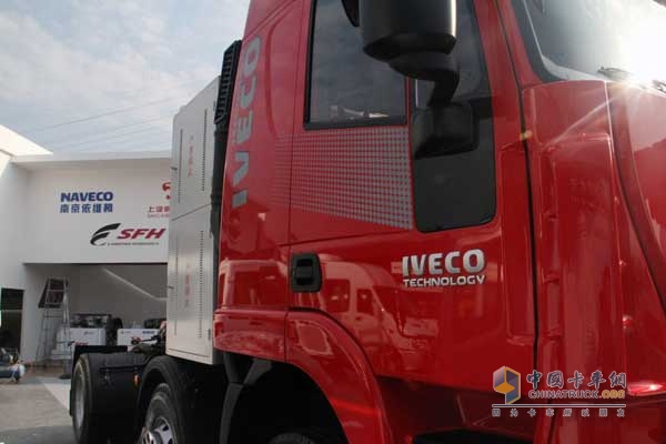 红岩 杰狮M100 336马力 6X2 LNG牵引车 