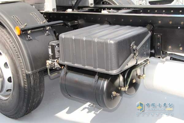 红岩 杰狮M100 336马力 6X2 LNG牵引车 制动储气罐