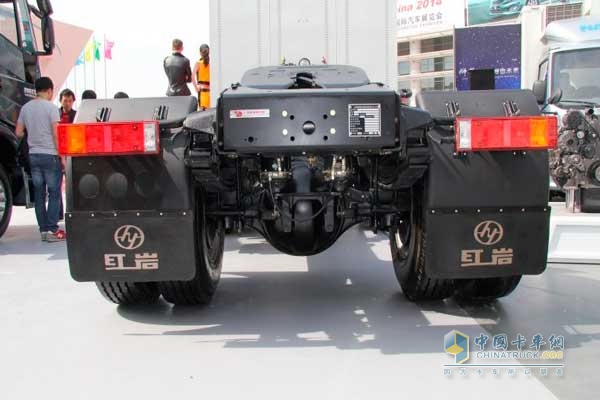 红岩 杰狮M100 336马力 6X2 LNG牵引车 后桥