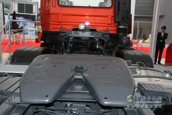 东风天龙准重载 315马力 6×2 牵引车 