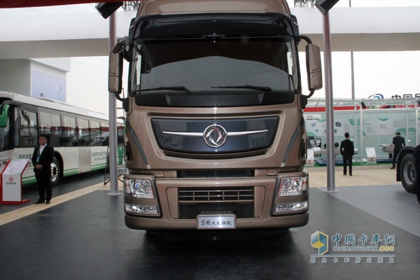 东风 天龙重卡旗航版 480马力 6X4 牵引车(DFH4250C) 正脸