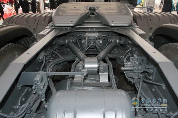 东风 天龙重卡旗航版 480马力 6X4 牵引车(DFH4250C) V型推力杆