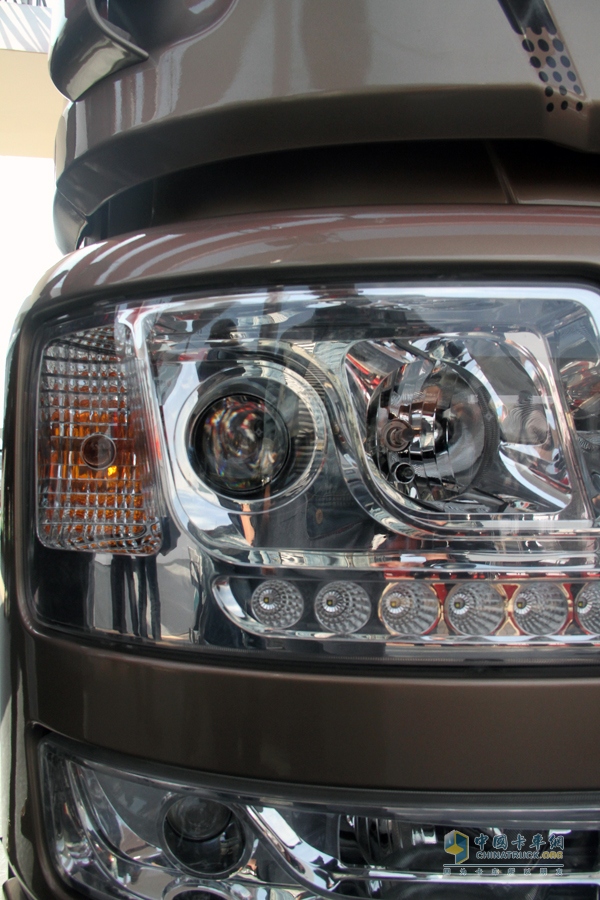 东风 天龙重卡旗航版 480马力 6X4 牵引车(DFH4250C) LED灯光