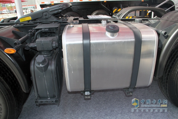 东风 天龙重卡旗航版 480马力 6X4 牵引车(DFH4250C) 油箱