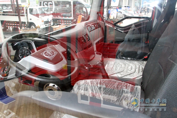 解放 J6P重卡 350马力 6X4 LNG自卸车 驾驶室