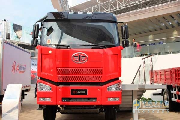 解放 J6P重卡 350马力 6X4 LNG自卸车 正脸
