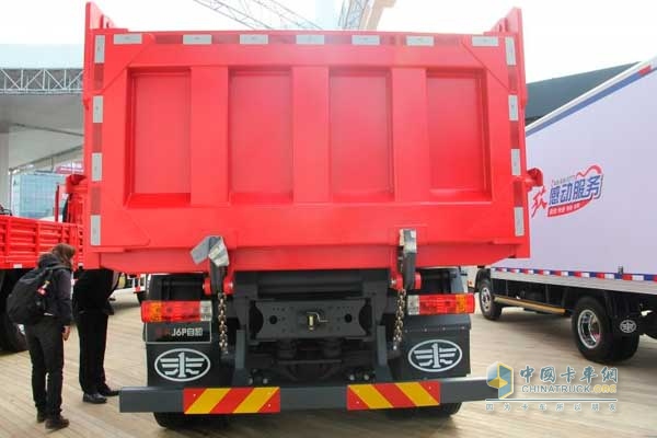 解放 J6P重卡 350马力 6X4 LNG自卸车 后视图