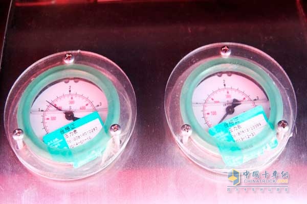 解放 J6P重卡 350马力 6X4 LNG自卸车 LNG瓶显示器