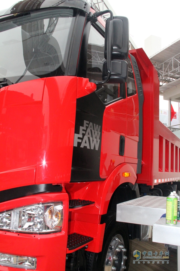 解放 J6P重卡 350马力 6X4 LNG自卸车 侧视图