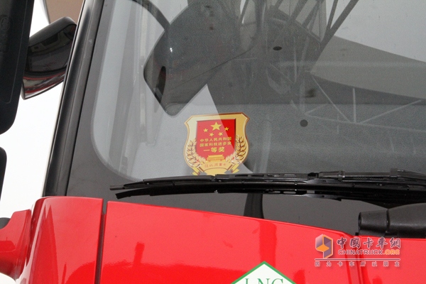 解放 J6P重卡 350马力 6X4 LNG自卸车 荣誉