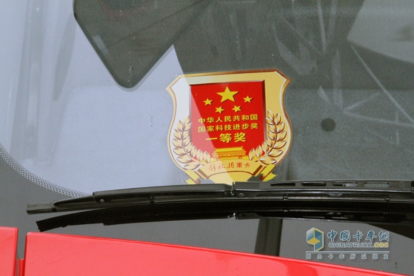 解放 J6P重卡 350马力 6X4 LNG自卸车 荣誉