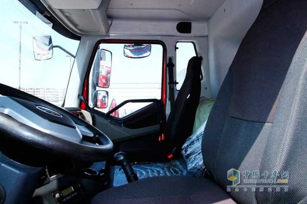 解放 J6P重卡 350马力 6X4 LNG自卸车 驾驶室空间