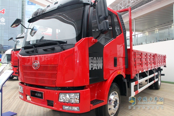 解放 J6L中卡 180马力 4X2 LNG载货车 正脸