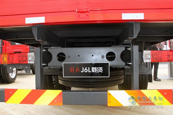解放 J6L中卡 180马力 4X2 LNG载货车 后视图
