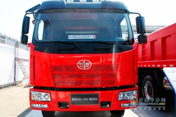 解放 J6L中卡 180马力 4X2 LNG载货车 正脸