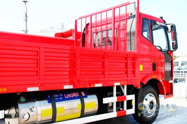 解放 J6L中卡 180马力 4X2 LNG载货车 侧脸