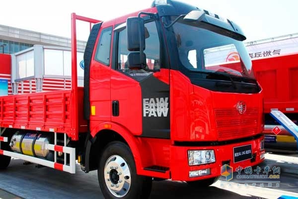 解放 J6L中卡 180马力 4X2 LNG载货车