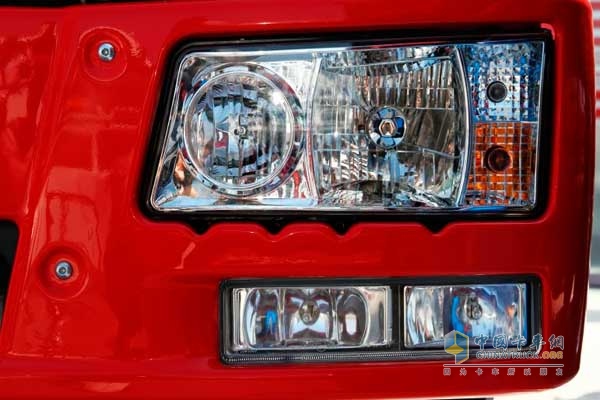 解放 J6L中卡 180马力 4X2 LNG载货车 灯光