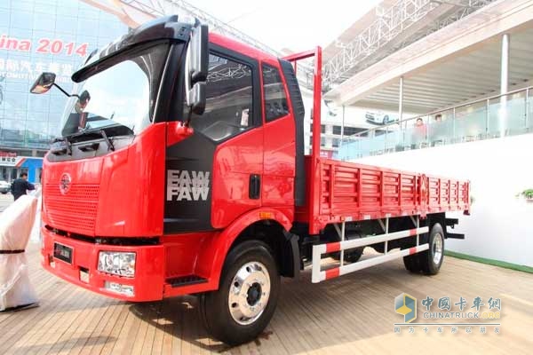解放 J6L中卡 180马力 4X2 LNG载货车 侧脸