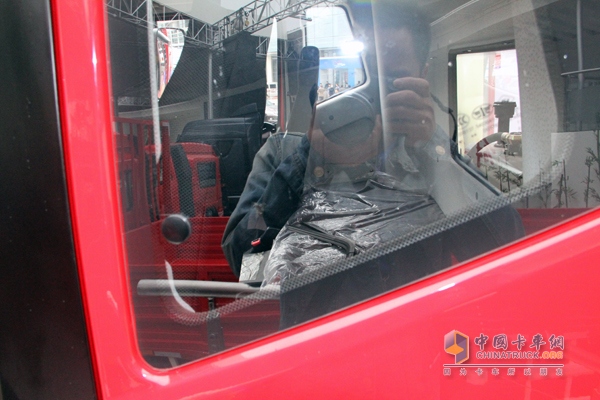 解放 J6L中卡 180马力 4X2 LNG载货车 