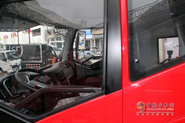 解放 J6L中卡 180马力 4X2 LNG载货车 驾驶室