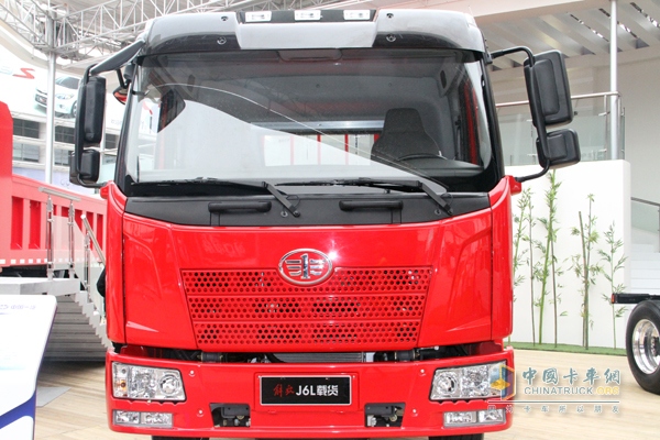 解放 J6L中卡 180马力 4X2 LNG载货车 正脸