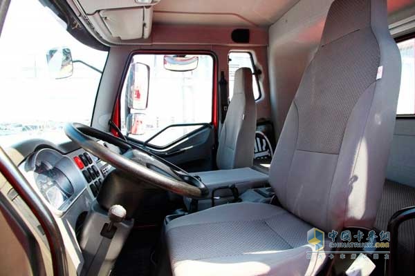 解放 J6L中卡 180马力 4X2 LNG载货车 驾驶室
