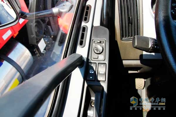 解放 J6L中卡 180马力 4X2 LNG载货车 电控车窗