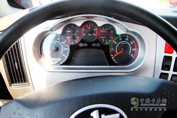 解放 J6L中卡 180马力 4X2 LNG载货车 仪表盘