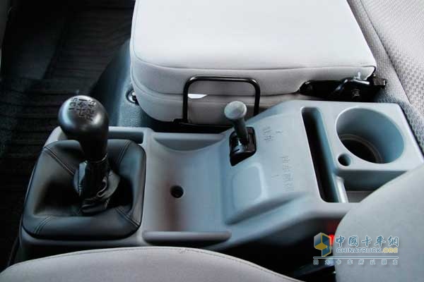 解放 J6L中卡 180马力 4X2 LNG载货车 储物架