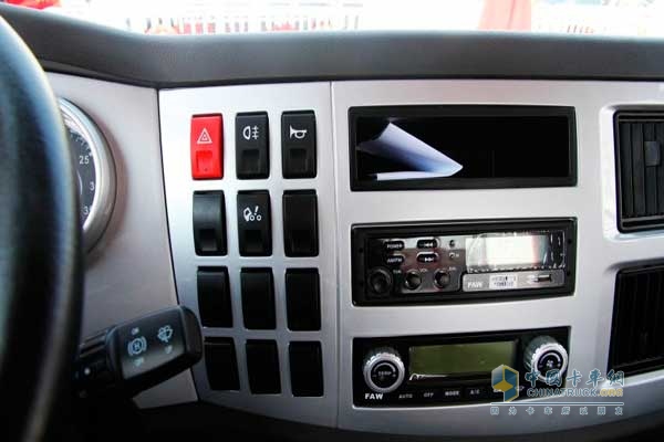 解放 J6L中卡 180马力 4X2 LNG载货车 按钮
