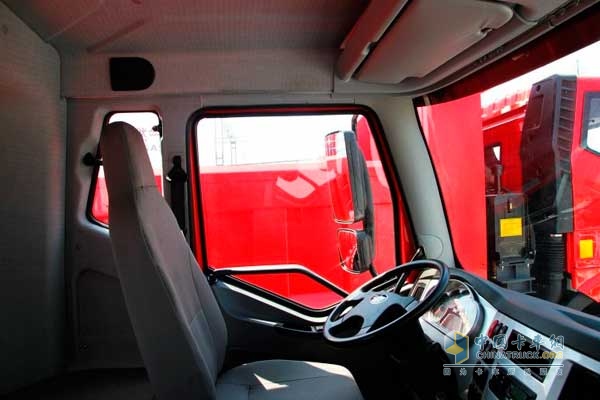 解放 J6L中卡 180马力 4X2 LNG载货车 驾驶室