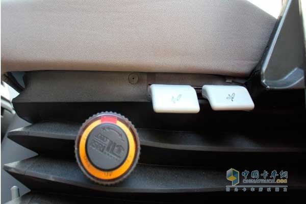解放 J6L中卡 180马力 4X2 LNG载货车 座椅