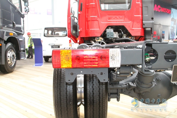 一汽解放 J6L4×2压缩式垃圾车底盘 尾灯