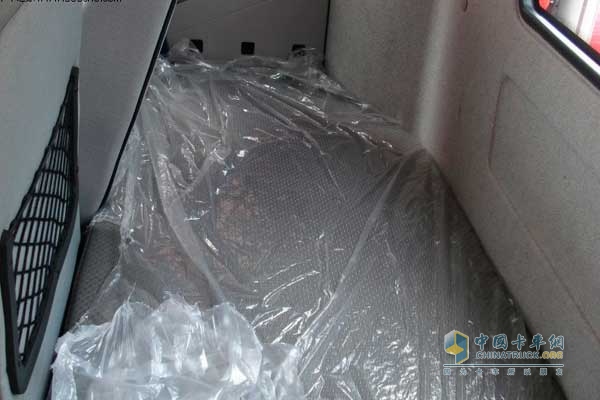一汽解放 J6L4×2压缩式垃圾车底盘 卧铺