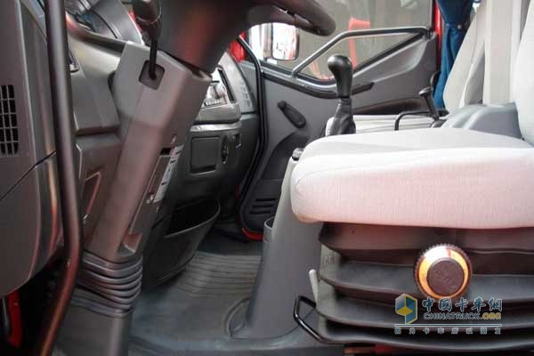 一汽解放 J6L4×2压缩式垃圾车底盘 座椅