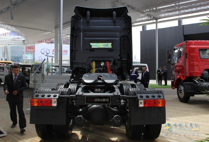 一汽解放 JH06重卡 370马力 6X4 牵引车后视图 