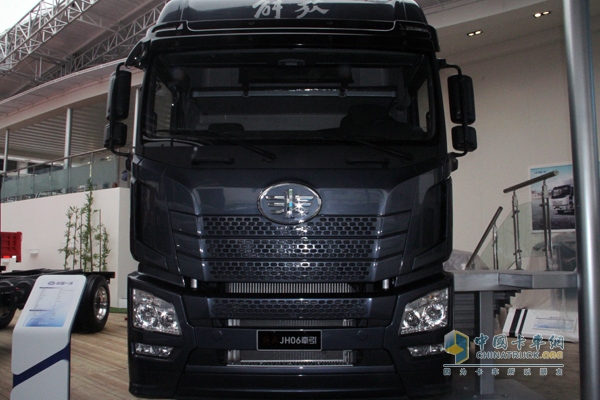一汽解放 JH06重卡 370马力 6X4 牵引车
