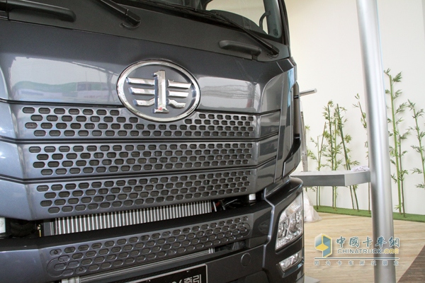 一汽解放 JH06重卡 370马力 6X4 牵引车 LOGO 