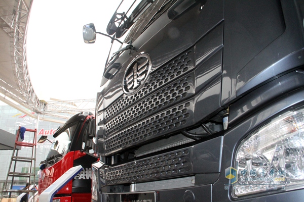 一汽解放 JH06重卡 370马力 6X4 牵引车