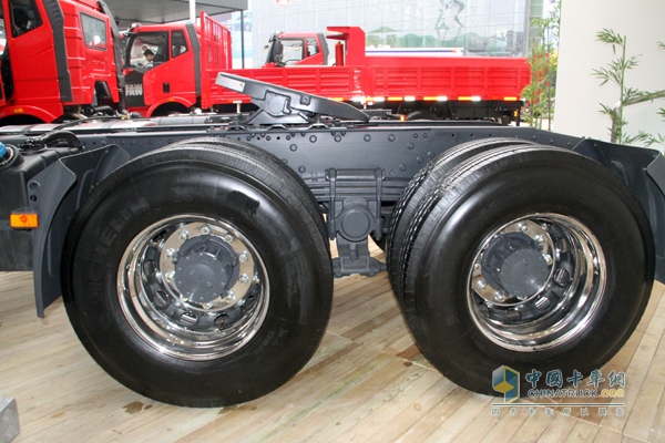 一汽解放 JH06重卡 370马力 6X4 牵引车 轮胎