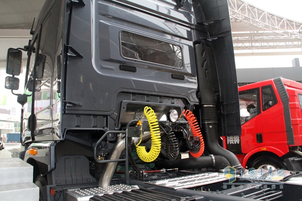 一汽解放 JH06重卡 370马力 6X4 牵引车 挡风板